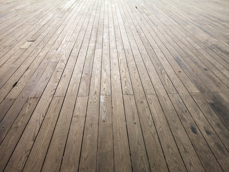 傷や擦れが目立つフローリングのイメージ
